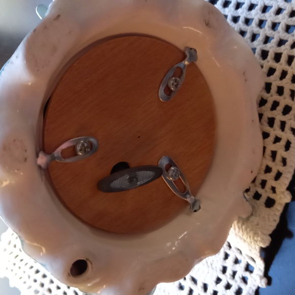 Vintage Mary and baby Jesus windup ceramic Christmas ornament - Picture 4 of 5